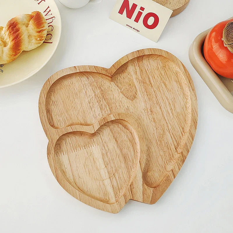 Planche à fromage en bois en forme de cœur, assiette à salade et à gâteau, collations, fruits confits, décoration de la Saint-Valentin