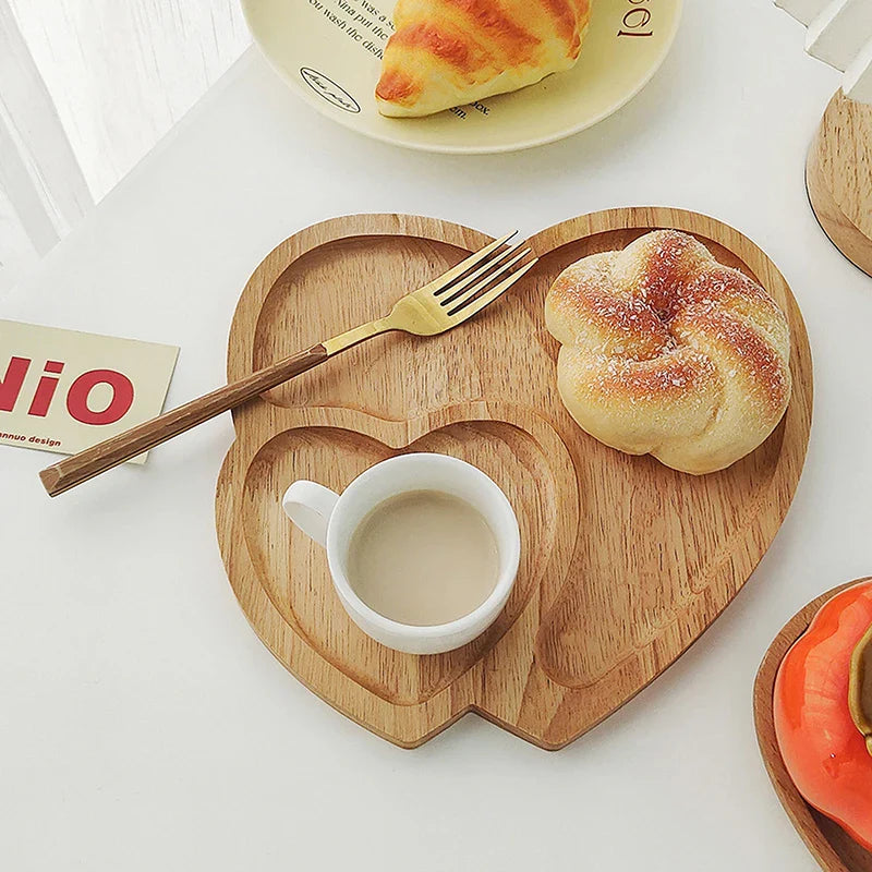 Planche à fromage en bois en forme de cœur, assiette à salade et à gâteau, collations, fruits confits, décoration de la Saint-Valentin