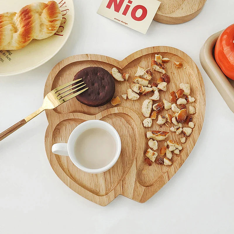 Planche à fromage en bois en forme de cœur, assiette à salade et à gâteau, collations, fruits confits, décoration de la Saint-Valentin